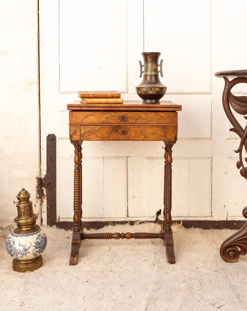 Louise, la coiffeuse en bois N°324