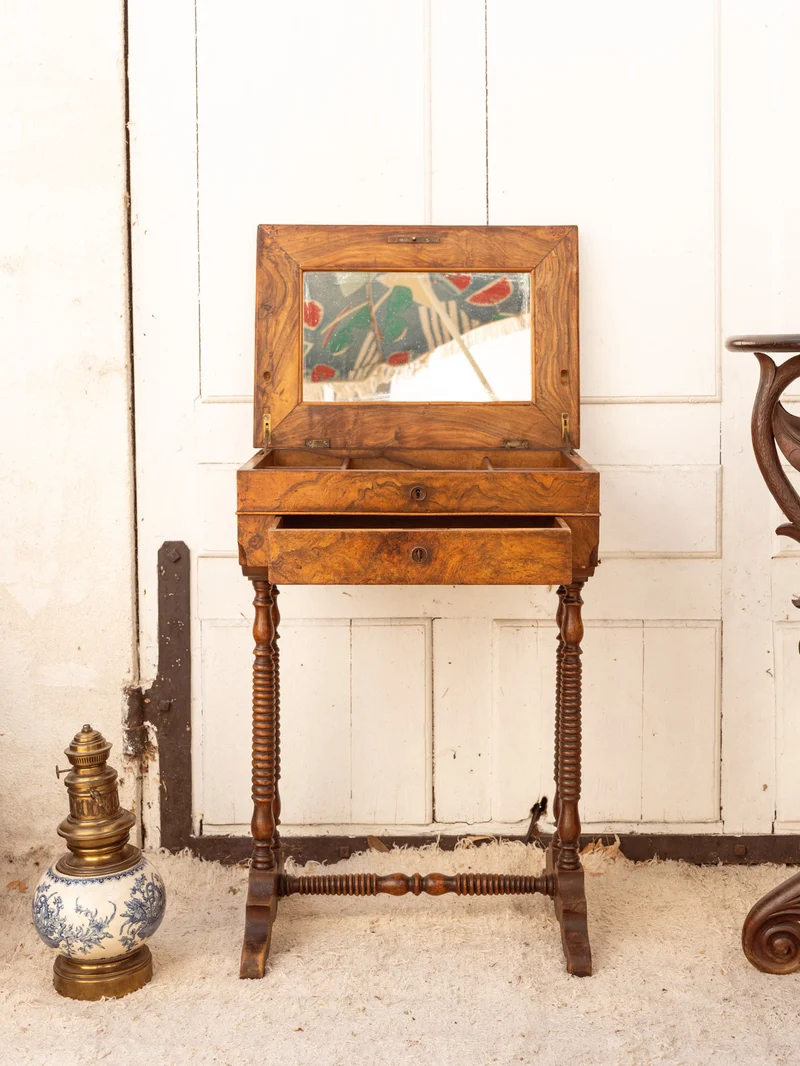 Louise, la coiffeuse en bois N°324