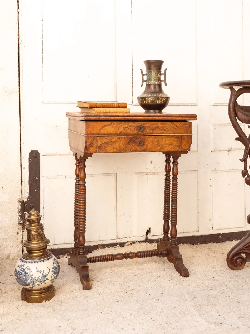 Louise, la coiffeuse en bois N°324