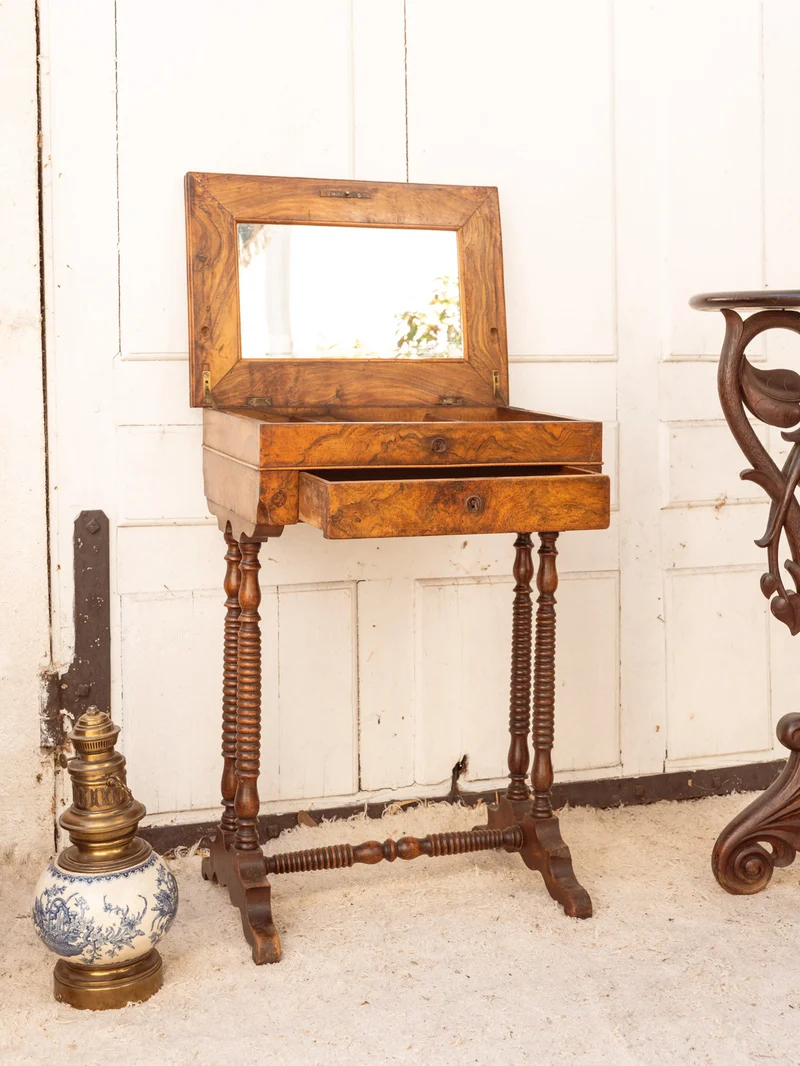 Louise, la coiffeuse en bois N°324