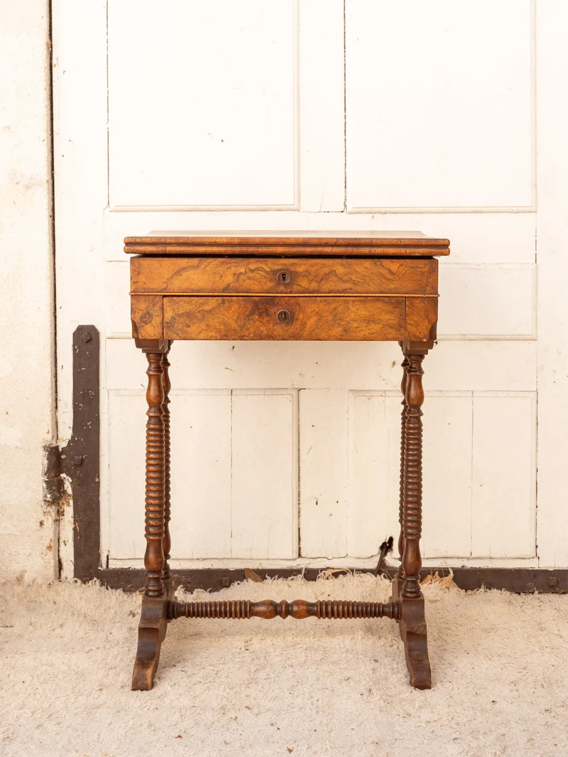 Louise, la coiffeuse en bois N°324