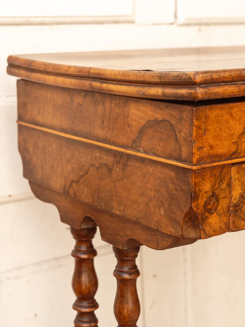 Louise, la coiffeuse en bois N°324