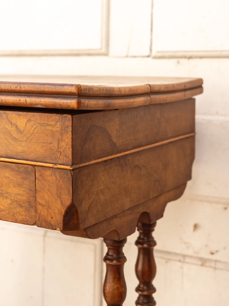 Louise, la coiffeuse en bois N°324