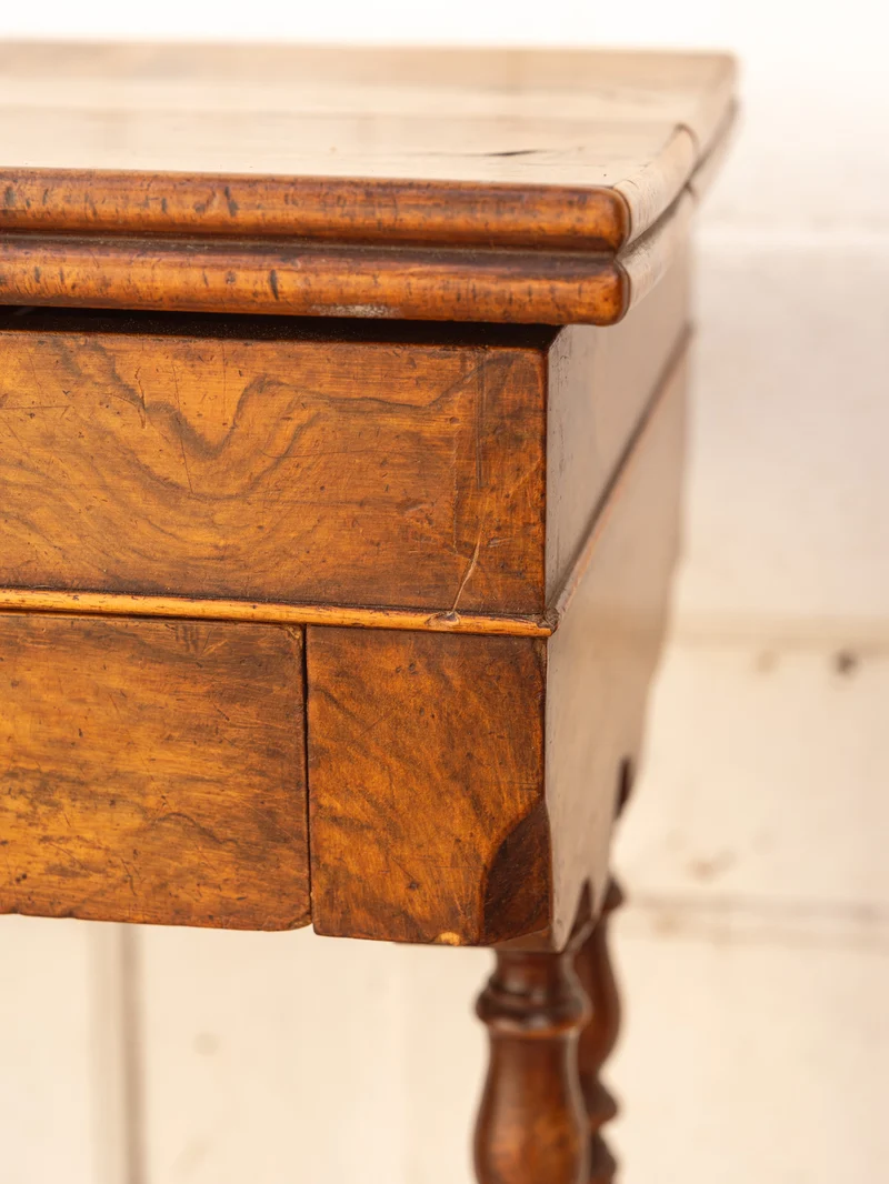 Louise, la coiffeuse en bois N°324