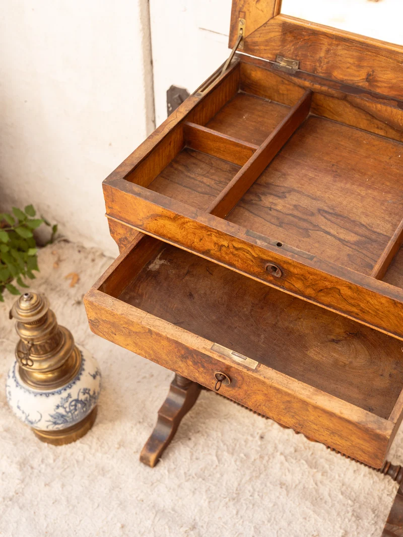 Louise, la coiffeuse en bois N°324