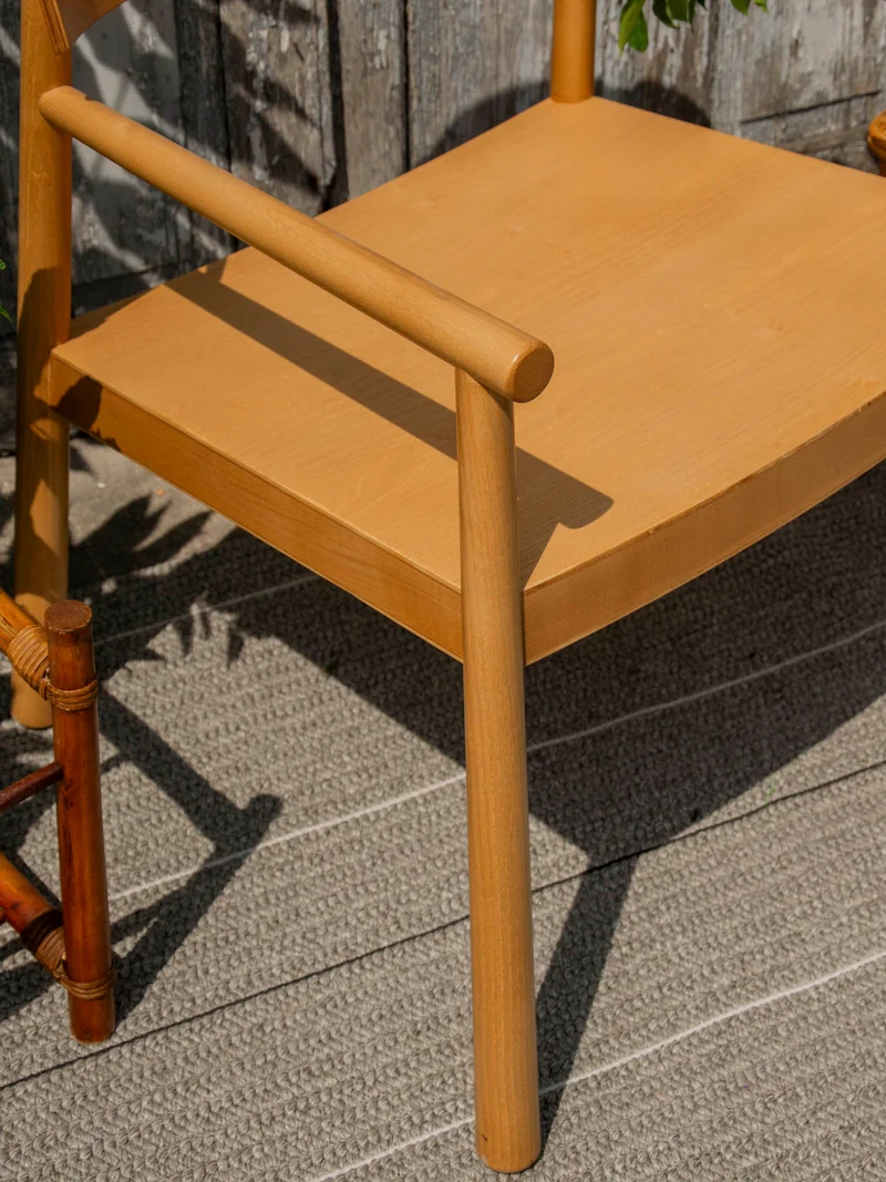 Jakob, le fauteuil en frêne aux lignes modernes N°1316