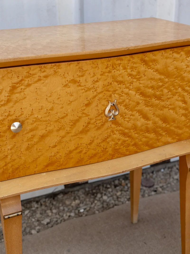 Maïa, la table de chevet en loupe de bois N°1538