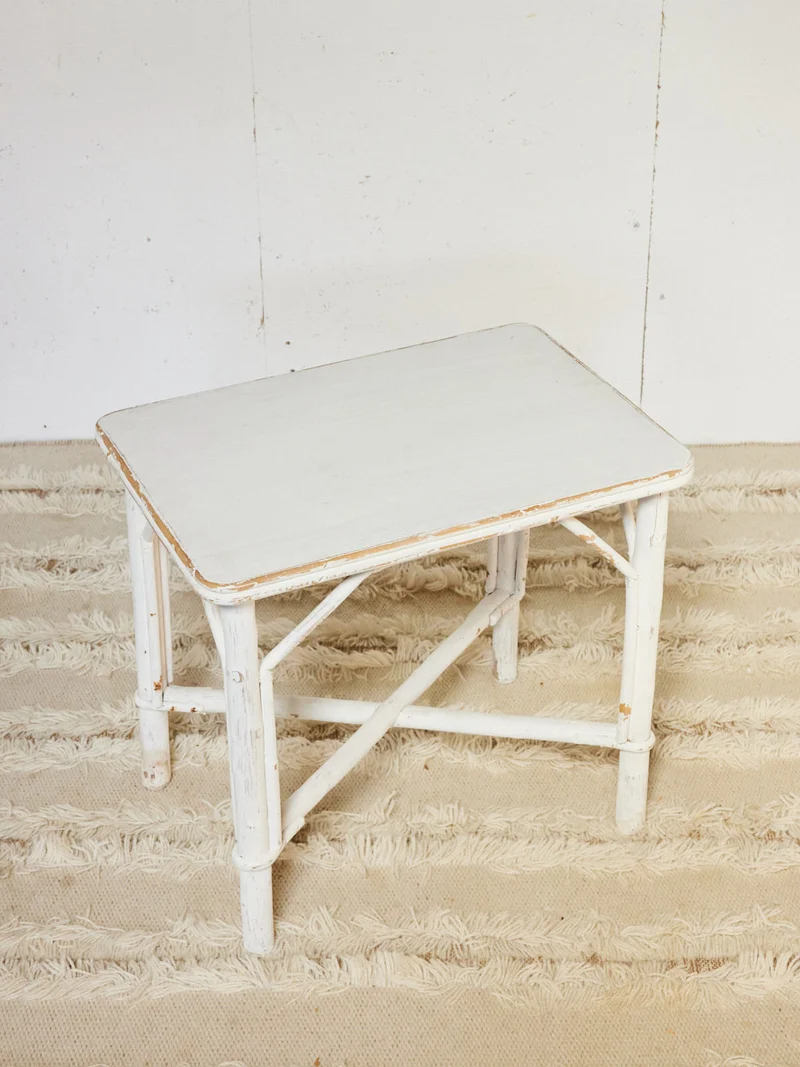 Francine, la table d'appoint en rotin N°1044