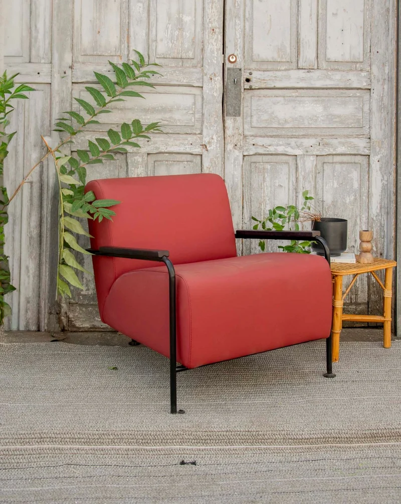 Jakob, le fauteuil Viccarbe Colubi bordeaux N°1311