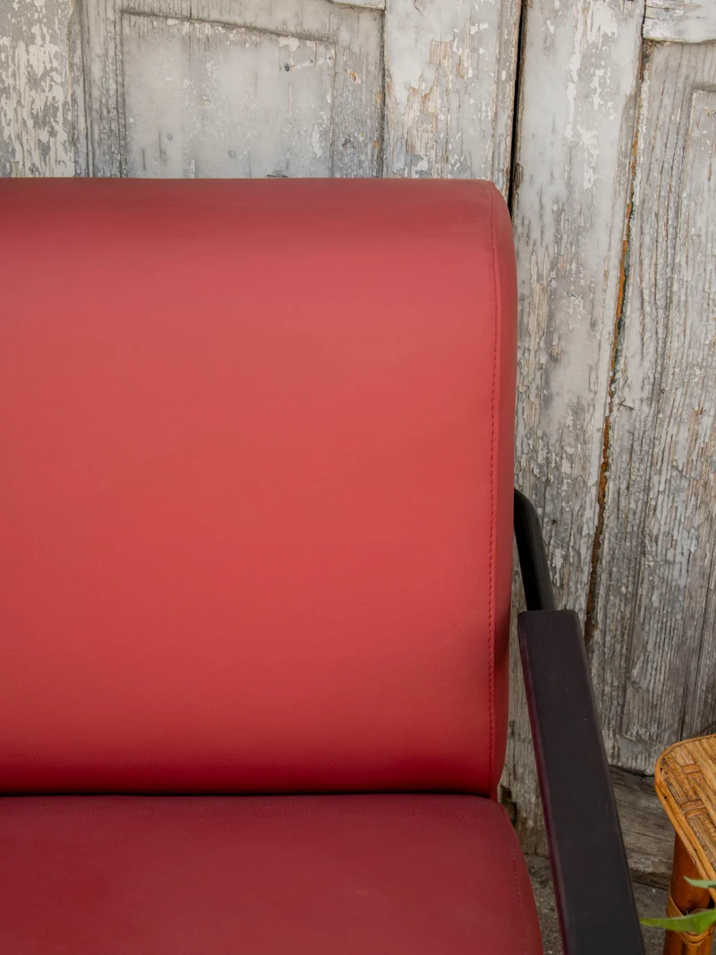 Jakob, le fauteuil Viccarbe Colubi bordeaux N°1311