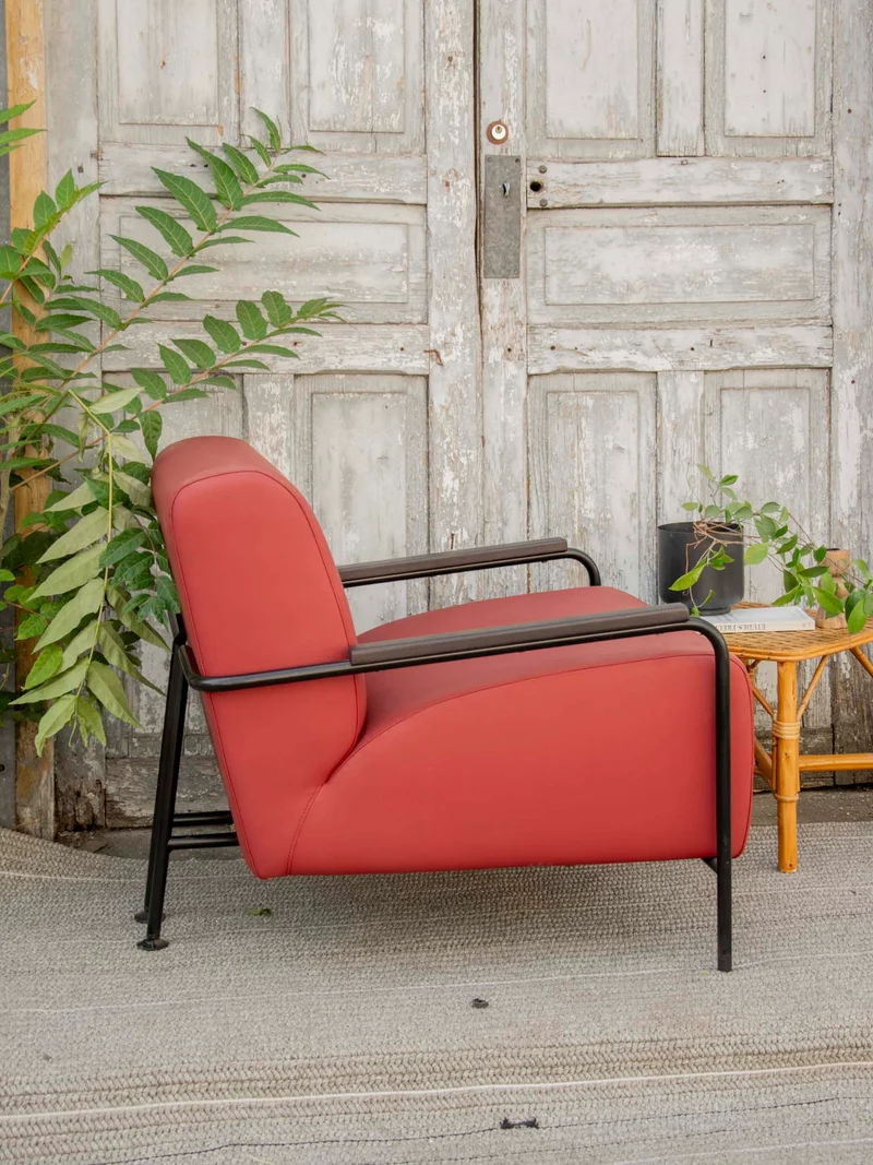Jakob, le fauteuil Viccarbe Colubi bordeaux N°1311
