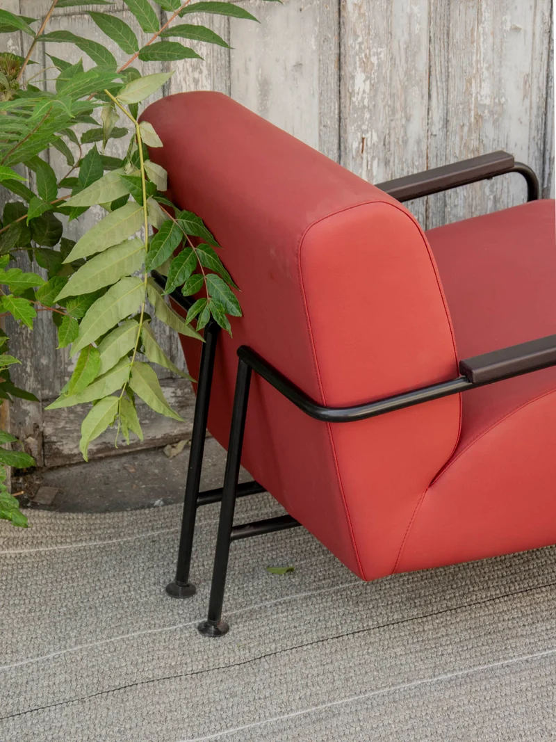Jakob, le fauteuil Viccarbe Colubi bordeaux N°1311