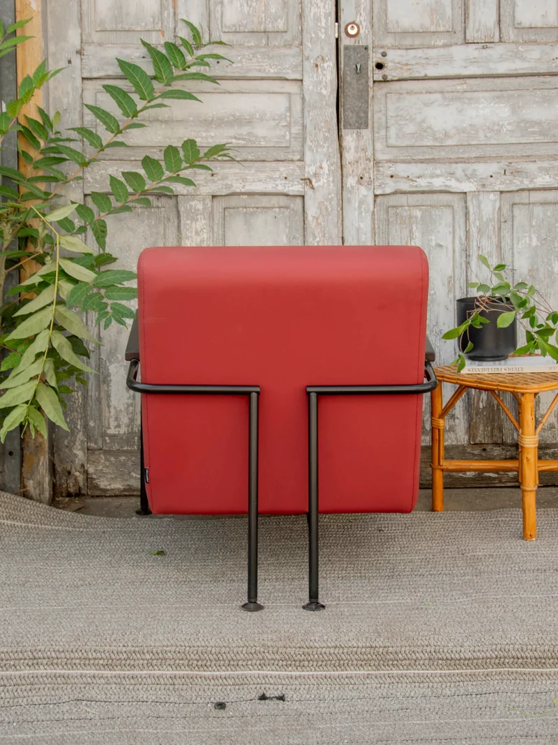 Jakob, le fauteuil Viccarbe Colubi bordeaux N°1311