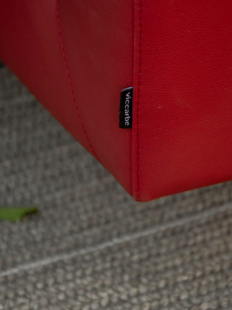 Jakob, le fauteuil Viccarbe Colubi bordeaux N°1311