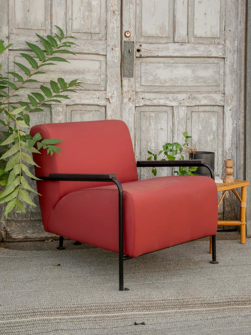 Jakob, le fauteuil Viccarbe Colubi bordeaux N°1311