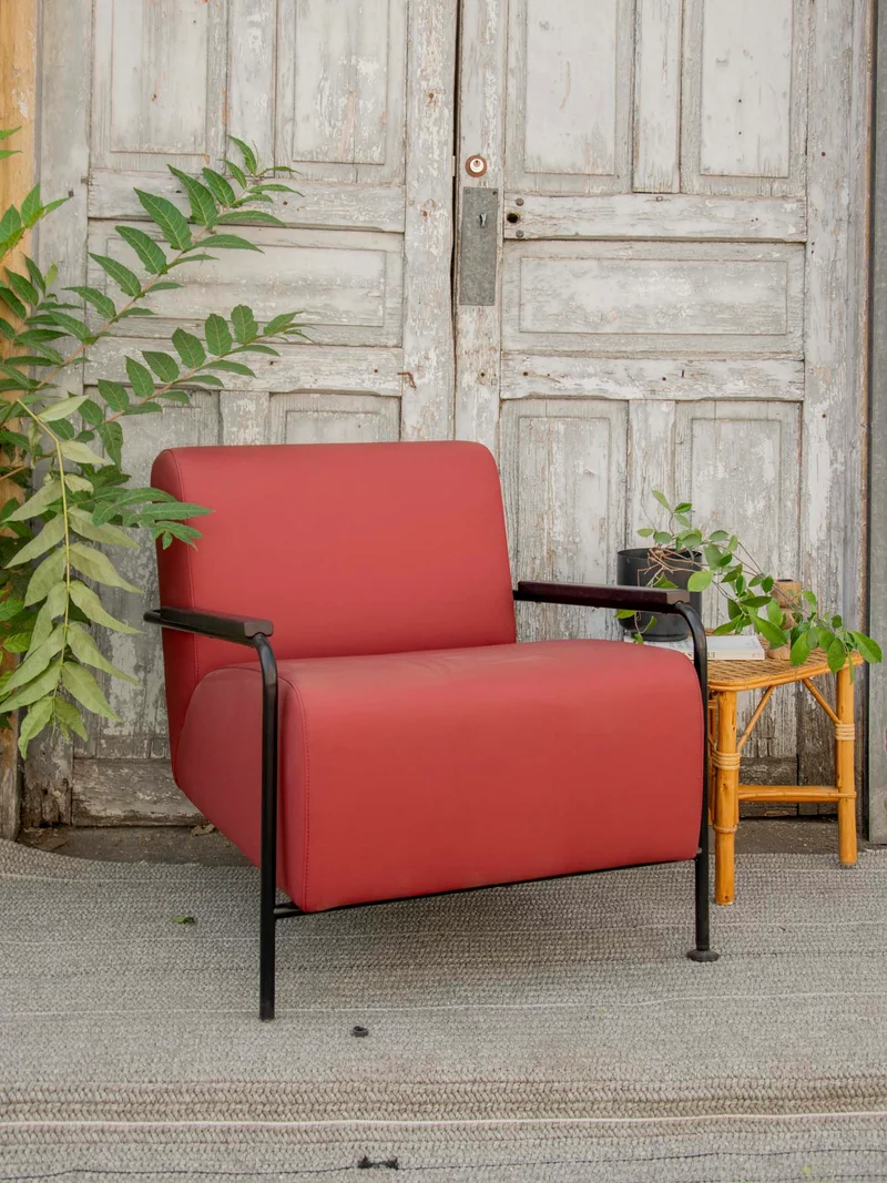 Jakob, le fauteuil Viccarbe Colubi bordeaux N°1311