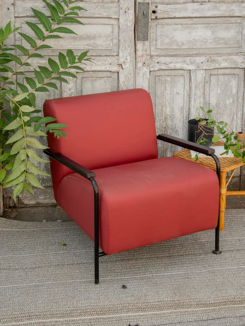 Jakob, le fauteuil Viccarbe Colubi bordeaux N°1311