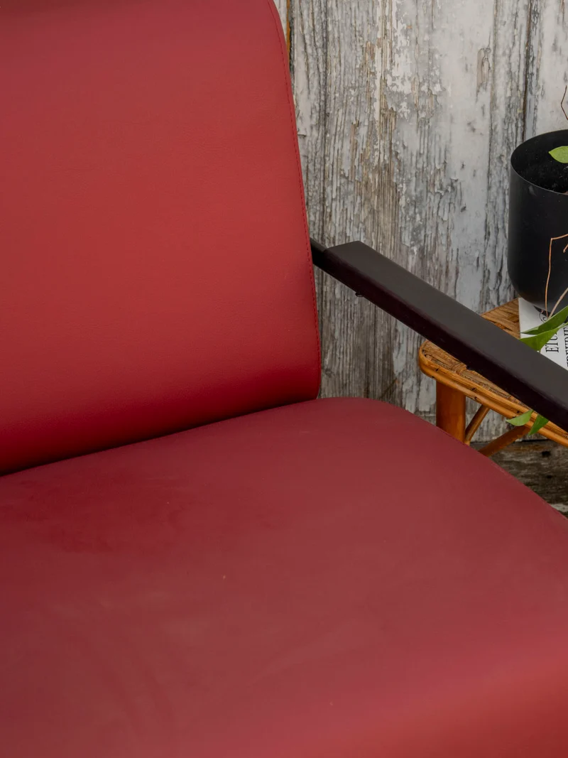 Jakob, le fauteuil Viccarbe Colubi bordeaux N°1311