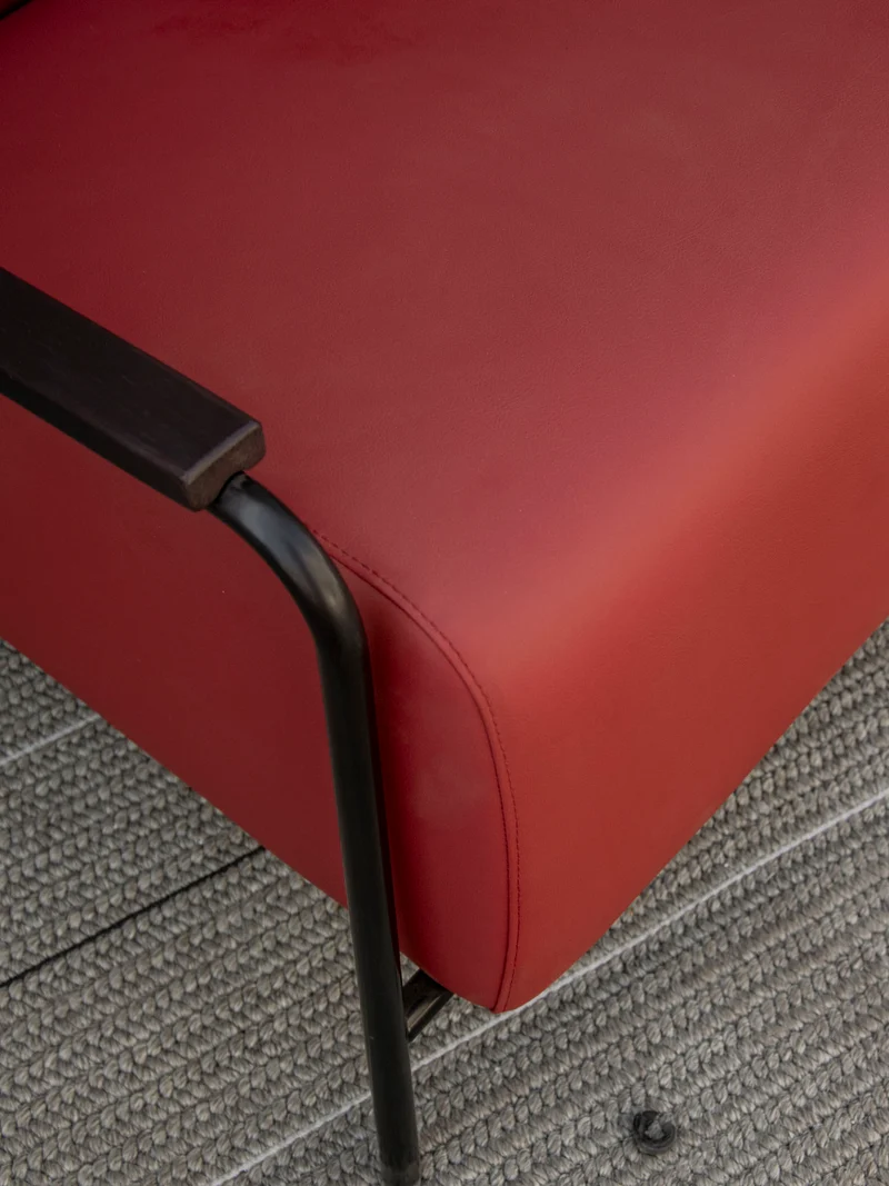 Jakob, le fauteuil Viccarbe Colubi bordeaux N°1311