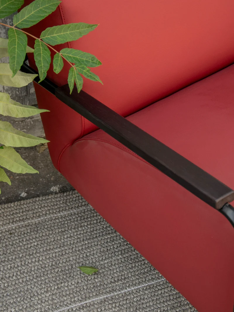 Jakob, le fauteuil Viccarbe Colubi bordeaux N°1311