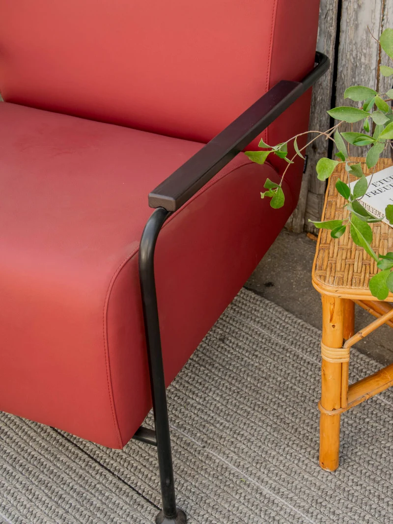 Jakob, le fauteuil Viccarbe Colubi bordeaux N°1311