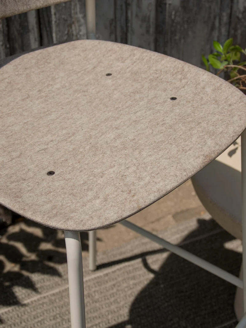 Pierre, le tabouret de bar en feutre et métal N°690