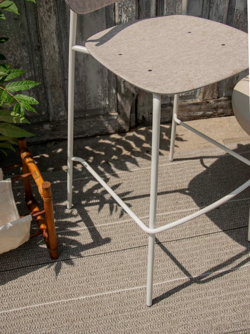 Pierre, le tabouret de bar en feutre et métal N°690