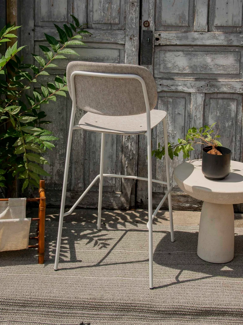 Pierre, le tabouret de bar en feutre et métal N°690