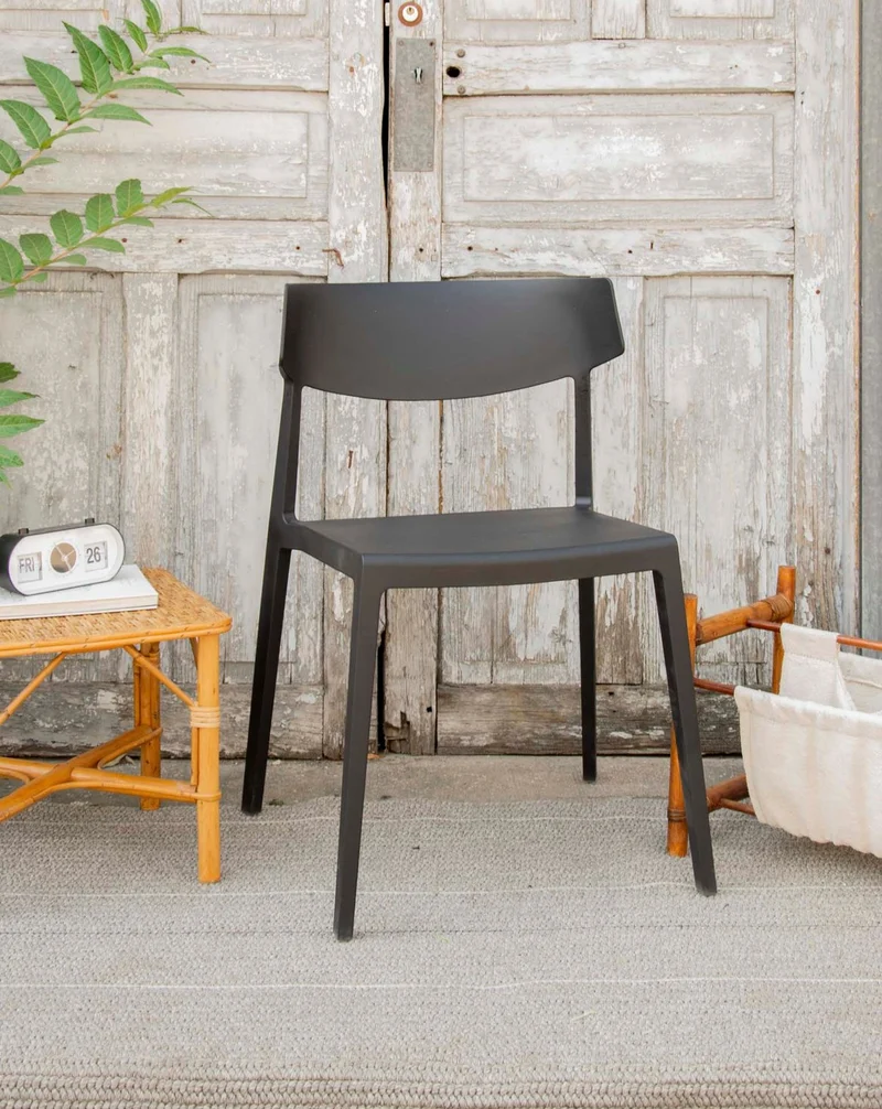 Alma, la chaise noire aux lignes modernes N°1738