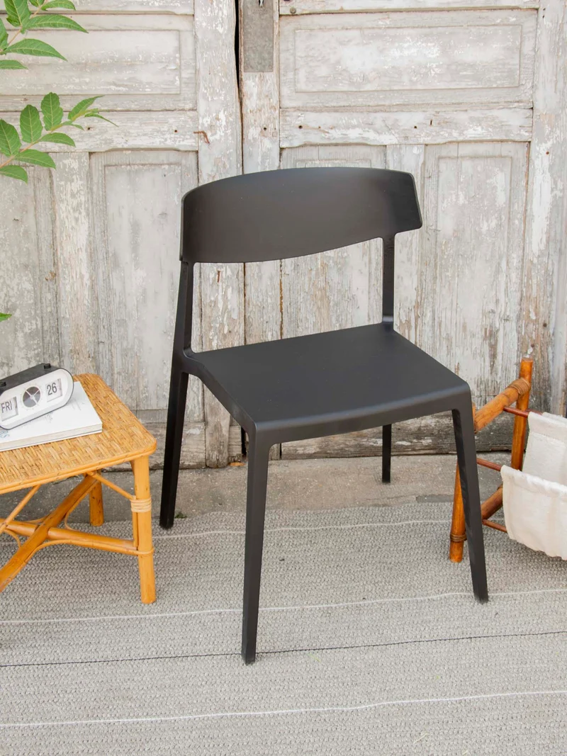 Alma, la chaise noire aux lignes modernes N°1738