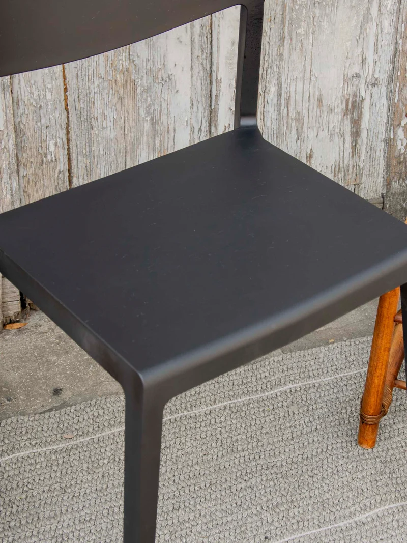 Alma, la chaise noire aux lignes modernes N°1738