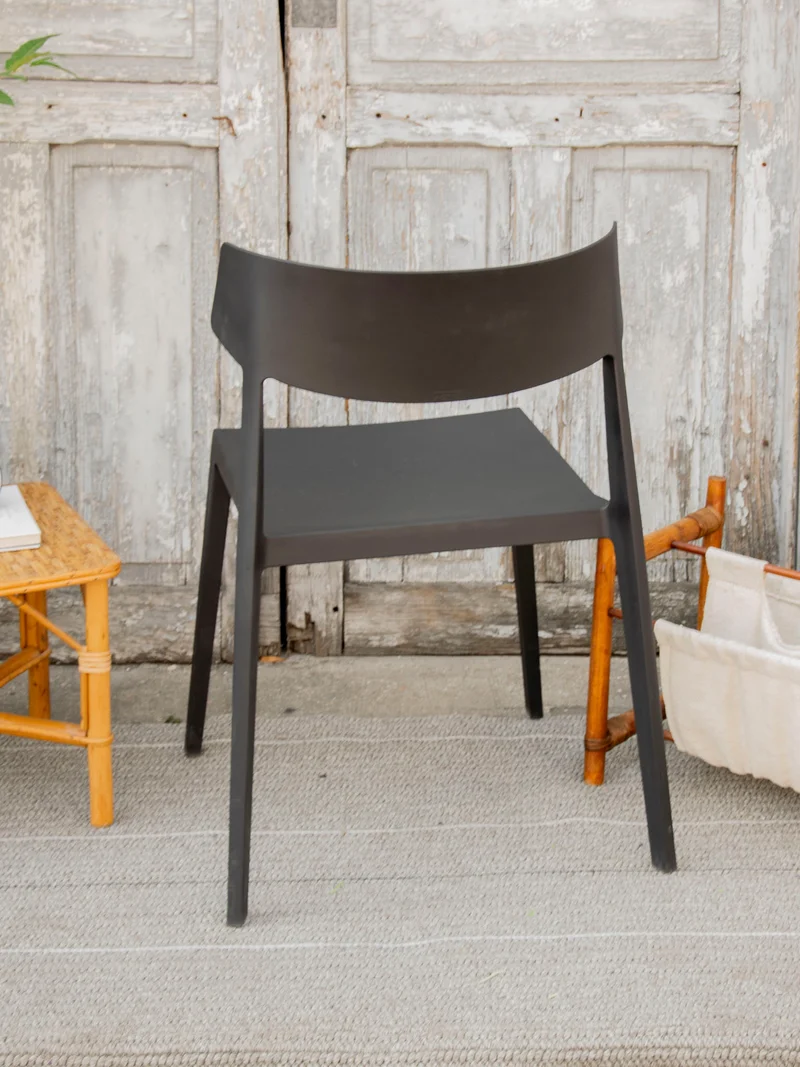 Alma, la chaise noire aux lignes modernes N°1738