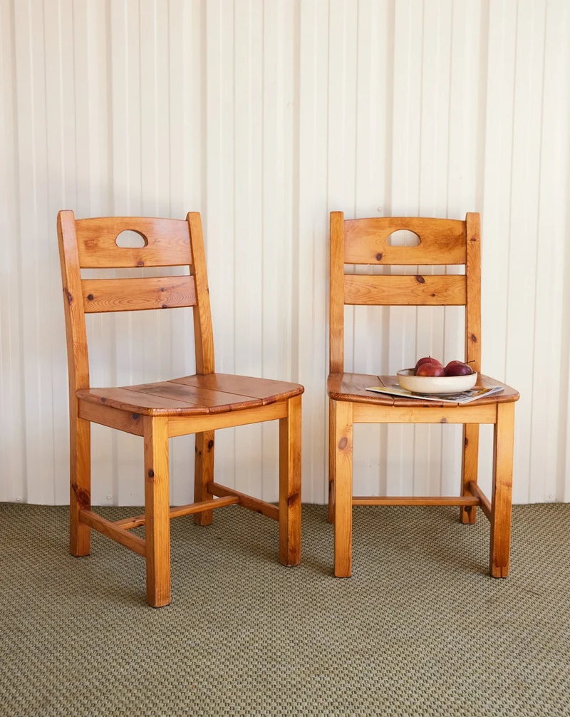 Claude, la paire de chaises en pin massif patiné N°1460