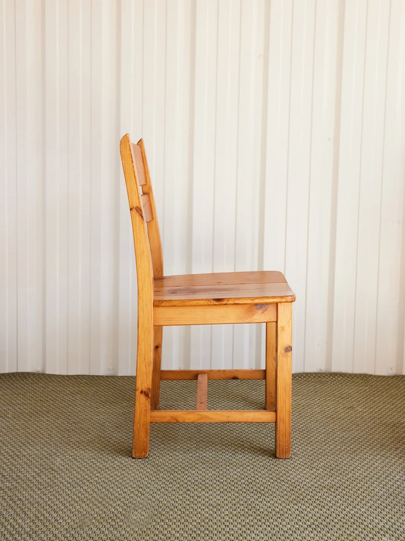 Claude, la paire de chaises en pin massif patiné N°1460
