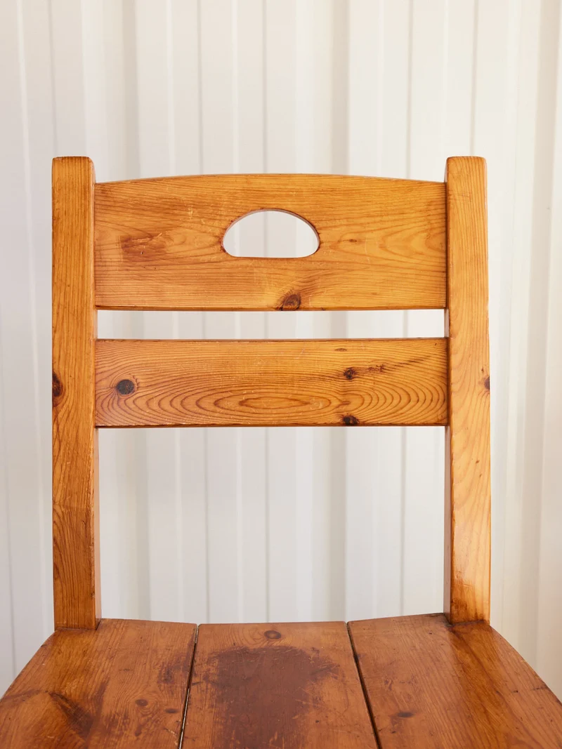 Claude, la paire de chaises en pin massif patiné N°1460