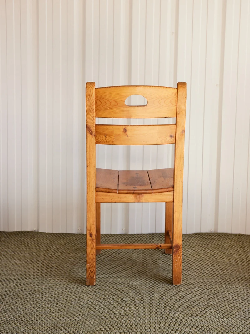 Claude, la paire de chaises en pin massif patiné N°1460