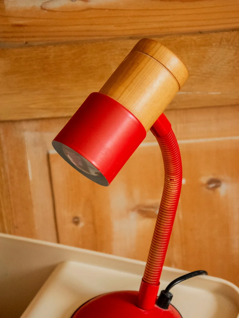 Julia, la lampe mid-century en bois et métal N°984