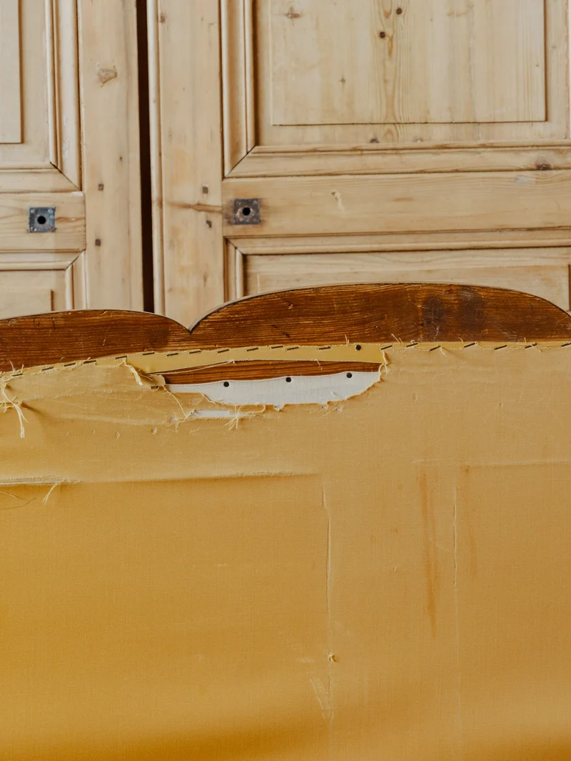 Martine, la banquette en bois et velours N°50
