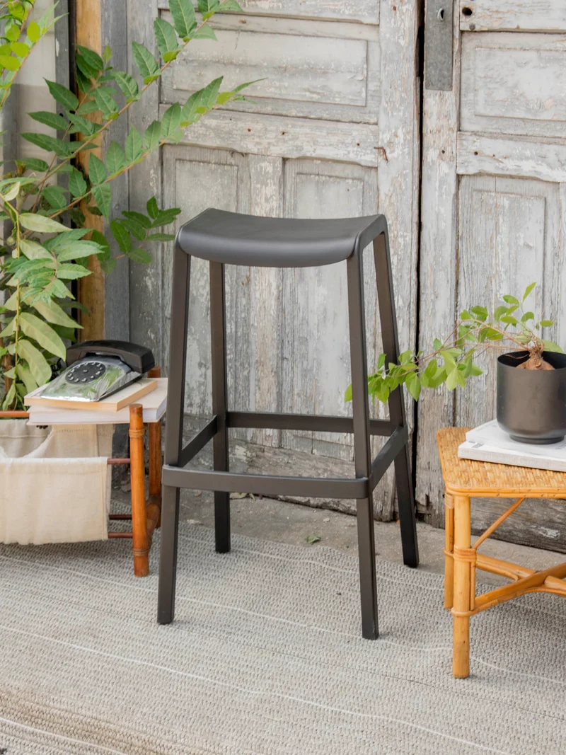Pierre, le tabouret de bar contemporain noir N°691