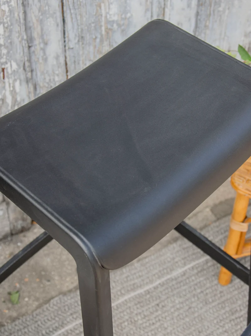Pierre, le tabouret de bar contemporain noir N°691