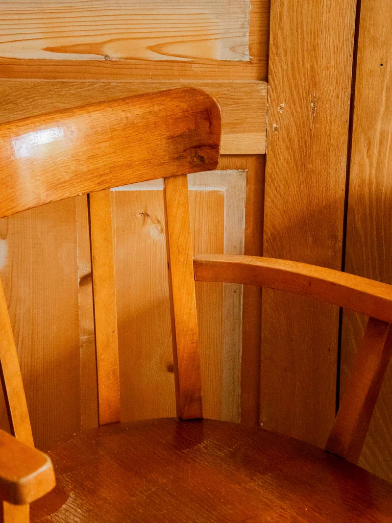 Ernest, le fauteuil au design élégant N°1085