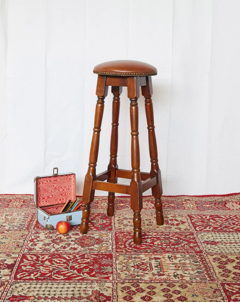 Regis, le tabouret en cuir clouté N°1475