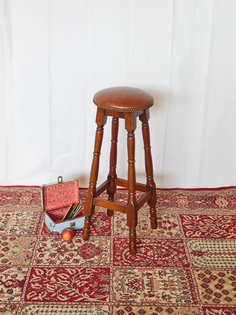 Regis, le tabouret en cuir clouté N°1475