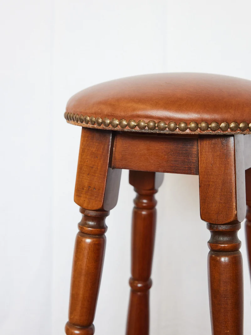 Regis, le tabouret en cuir clouté N°1475