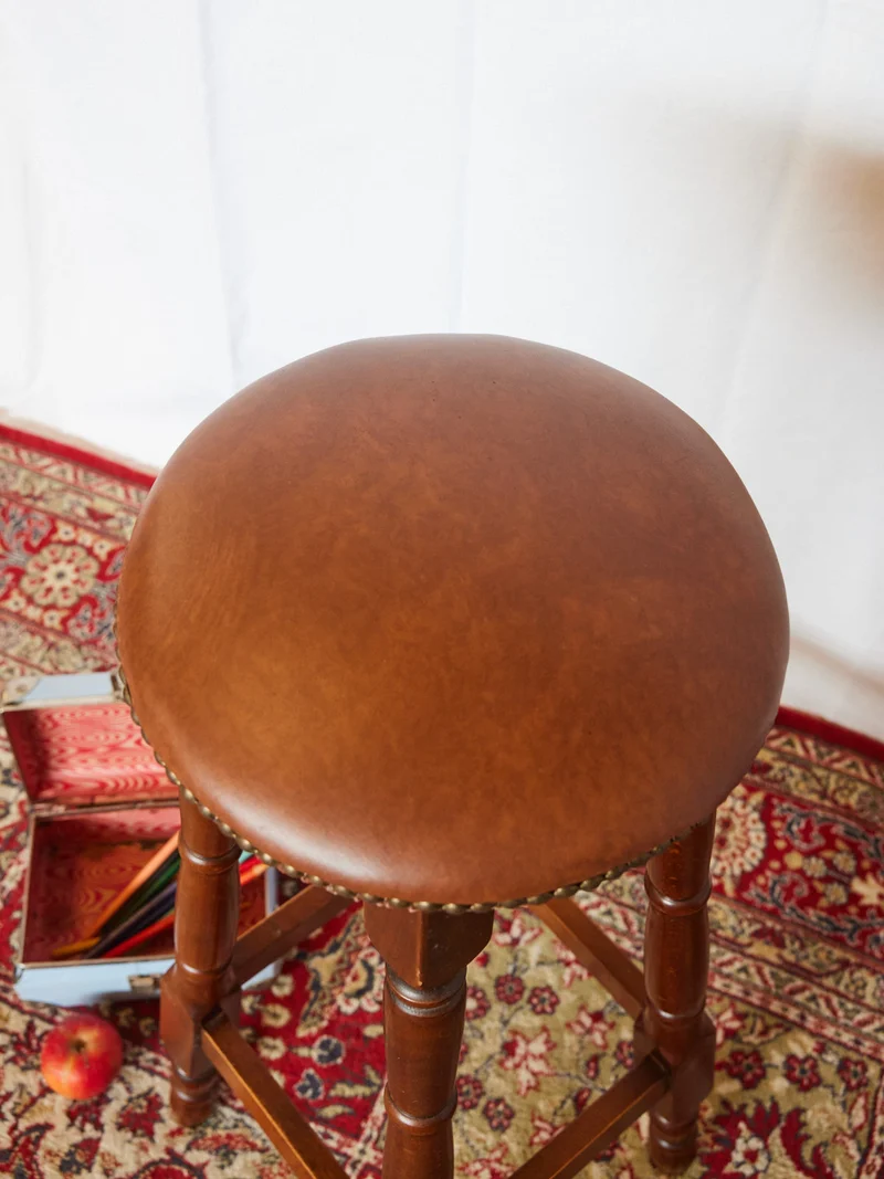 Regis, le tabouret en cuir clouté N°1475