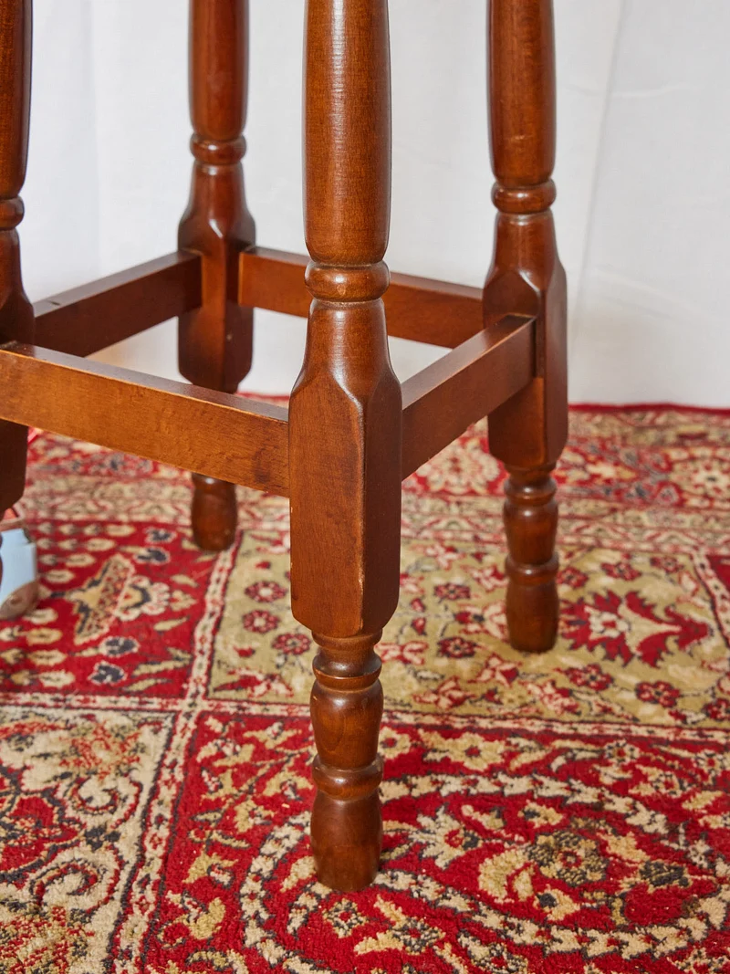 Regis, le tabouret en cuir clouté N°1475