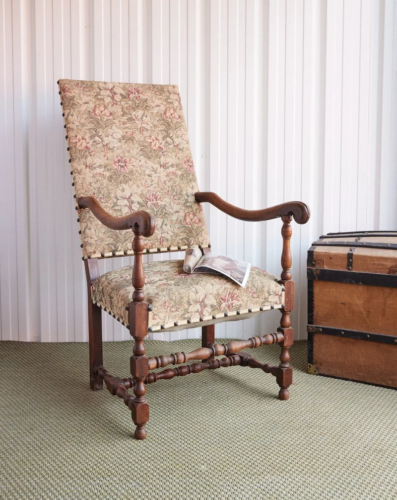 Ernest, le fauteuil médiéval clouté à motifs floraux N°1490