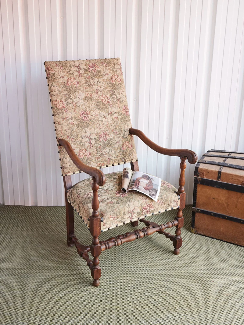 Ernest, le fauteuil médiéval clouté à motifs floraux N°1490