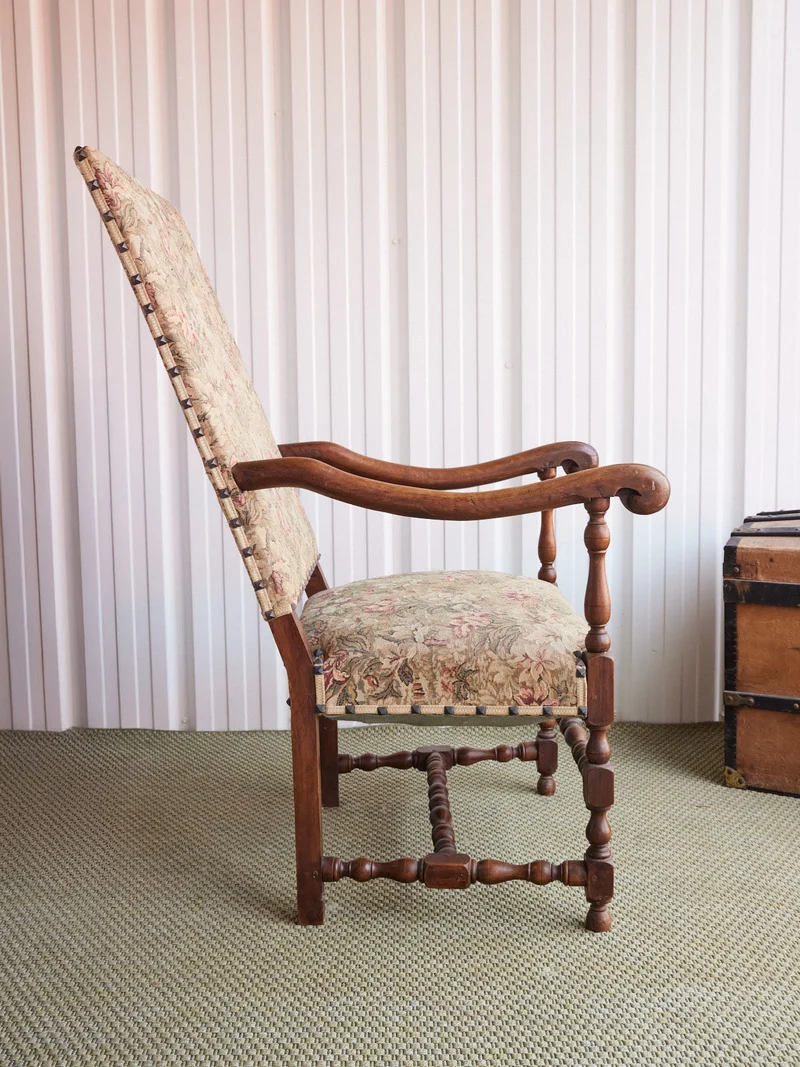 Ernest, le fauteuil médiéval clouté à motifs floraux N°1490