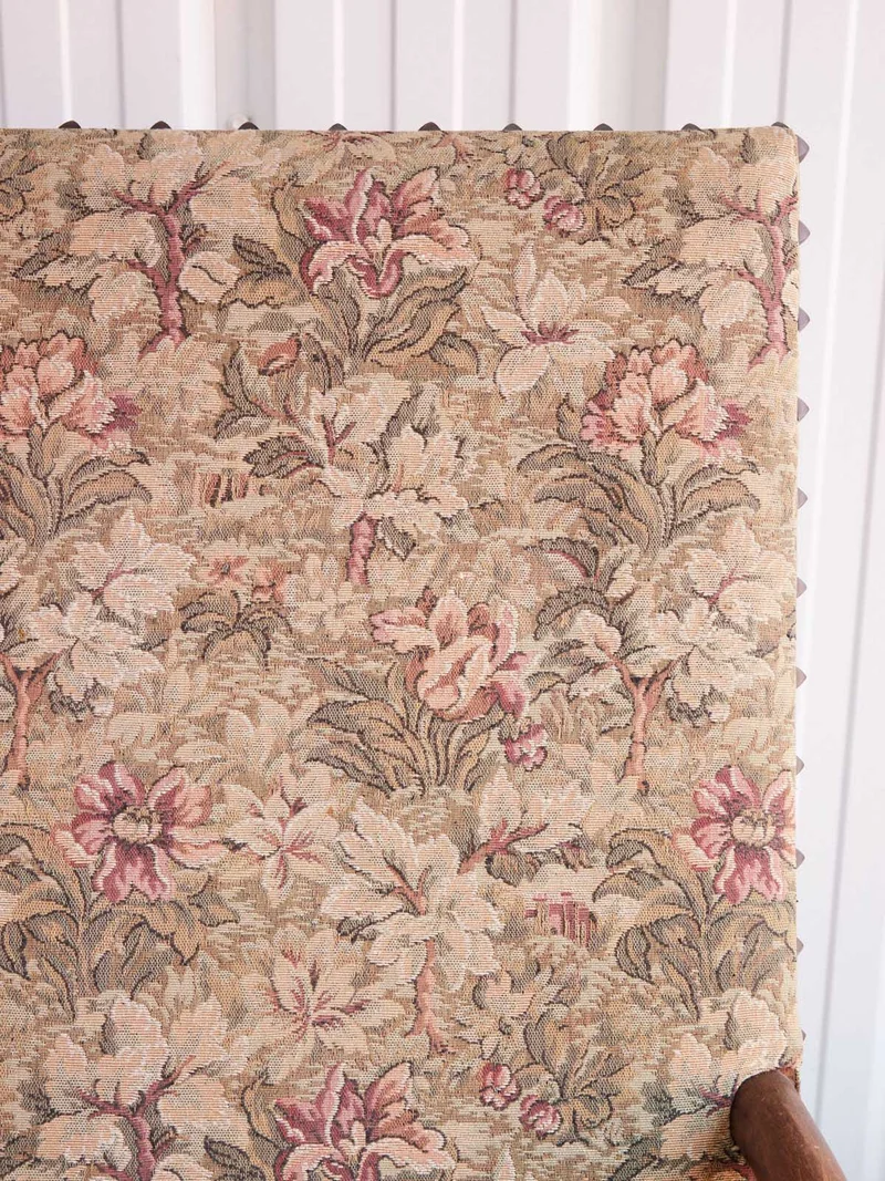 Ernest, le fauteuil médiéval clouté à motifs floraux N°1490